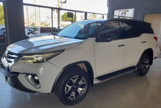 TOYOTA HILUX SW4 2.8 SRX DIAMOND 4X4 7 LUGARES 16V TURBO INTERCOOLER DIESEL 4P AUTOMÁTICO TOYOTA HILUX SW4 2.8 SRX DIAMOND 4X4 7 LUGARES 16V TURBO INTERCOOLER DIESEL 4P AUTOMÁTICO